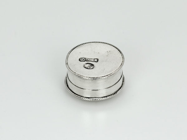 Klein zilveren wasdoosje uit 1750-12907