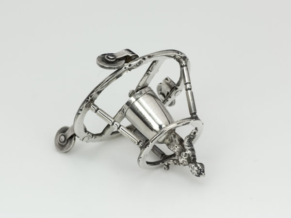 Zilveren miniatuur kind in looprek 1728-1734-12989