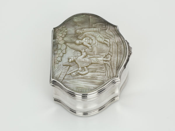 Zilveren tabaksdoos met parelmoer deksel uit 1762-13141