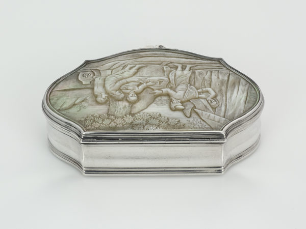 Zilveren tabaksdoos met parelmoer deksel uit 1762-13140