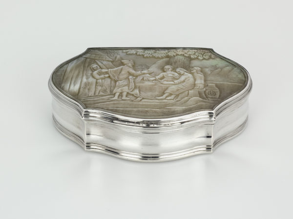 Zilveren tabaksdoos met parelmoer deksel uit 1762-0