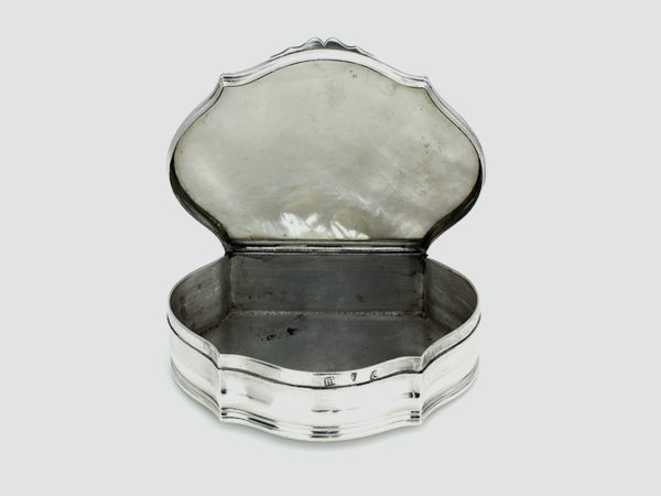 Zilveren tabaksdoos met parelmoer deksel uit 1762-13139