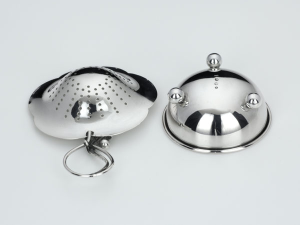 Zilveren theezeef op lekbakje uit 1942-13227