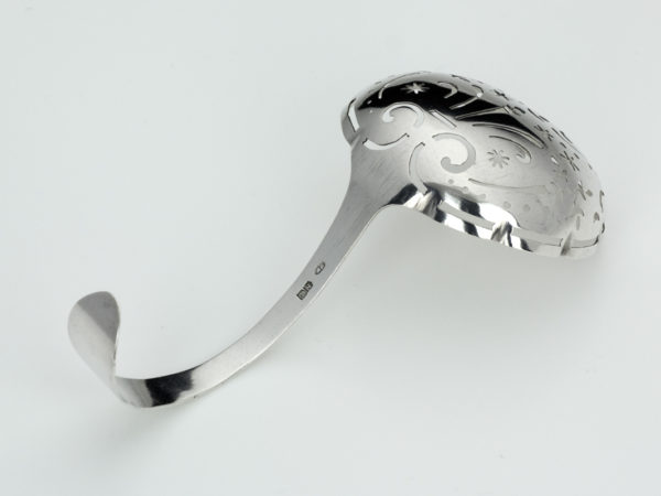 Zilveren suikerstrooilepel 1759 of 1783 (Utrecht)-13299