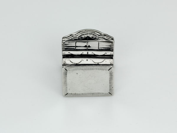 Zilveren loddereindoosje in de vorm van een kabinet 1810-1813 (Franse tijd)-13409