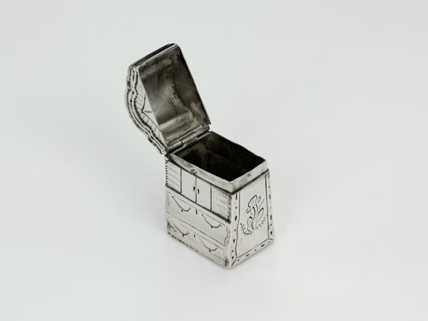 Zilveren loddereindoosje in de vorm van een kabinet 1810-1813 (Franse tijd)-13406