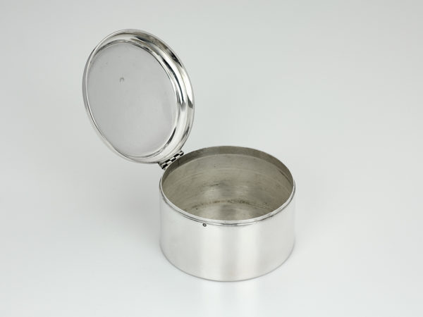 Zilveren bolletjes/snoeptrommel uit 1919-13443