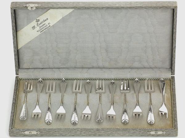 12 zilveren gehamerde gebaksvorken 1910-1935-0