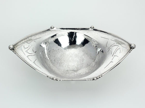Zilveren gehamerde bonbonschaal op bolpootjes-13814