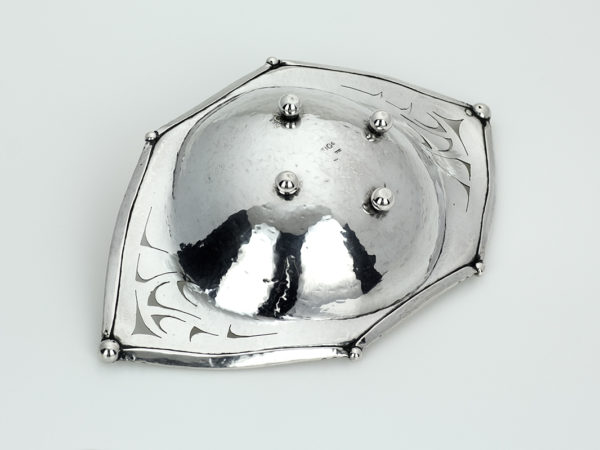 Zilveren gehamerde bonbonschaal op bolpootjes-13815