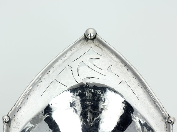 Zilveren gehamerde bonbonschaal op bolpootjes-13809