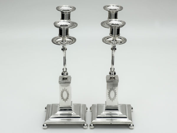 Stel zilveren tweelichtskandelaars met uitneembare bobeches uit 1905-13967