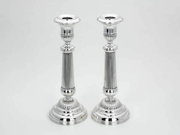 Stel zilveren kandelaars met uitneembare bobeches uit 1830 (Breda)-13939