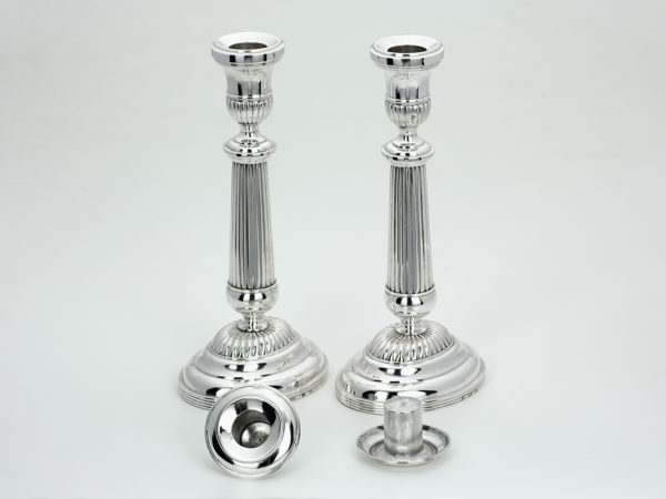 Stel zilveren kandelaars met uitneembare bobeches uit 1830 (Breda)-13943