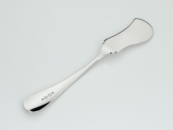 Zilveren boterspatel met parelrand uit 1906-13998