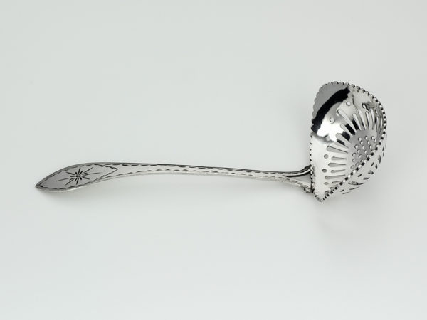 Zilveren strooilepel met gravering 1807-1811 (Leeuwarden)-14248