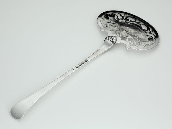 Zilveren visdienschep uit 1755-14348