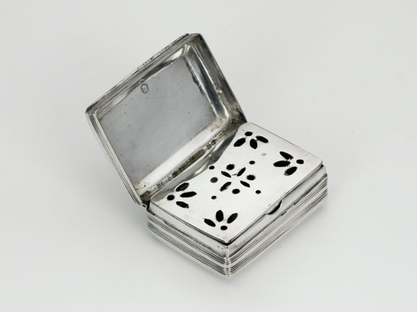 Zilveren vinaigrettedoosje met gravering uit 1896-14558