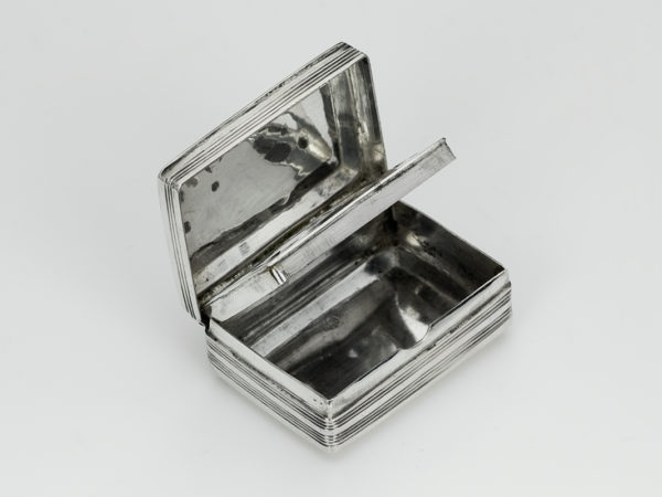 Zilveren vinaigrettedoosje met gravering uit 1896-14553