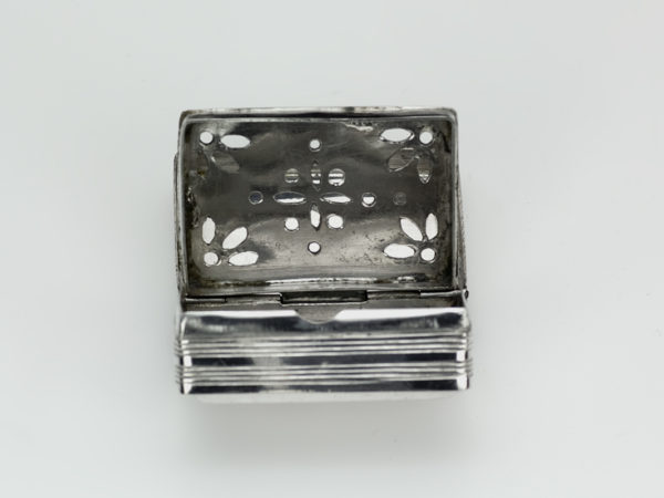 Zilveren vinaigrettedoosje met gravering uit 1896-14556