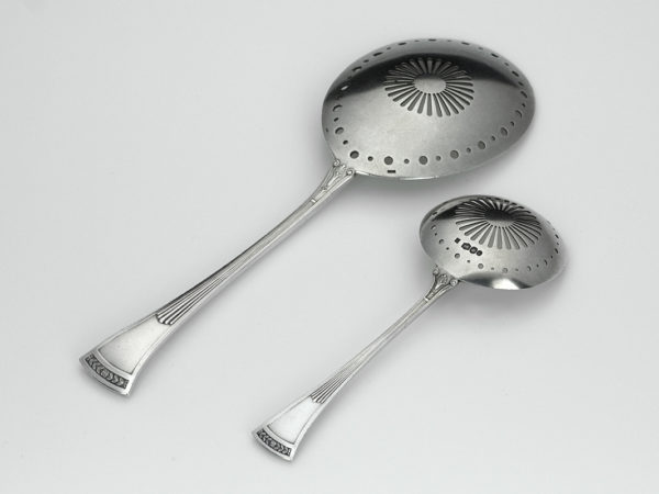 Zilveren natfruitlepel + strooilepel model Empire (dubbelzijdig) uit 1917-14705