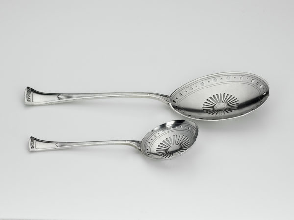Zilveren natfruitlepel + strooilepel model Empire (dubbelzijdig) uit 1917-14702