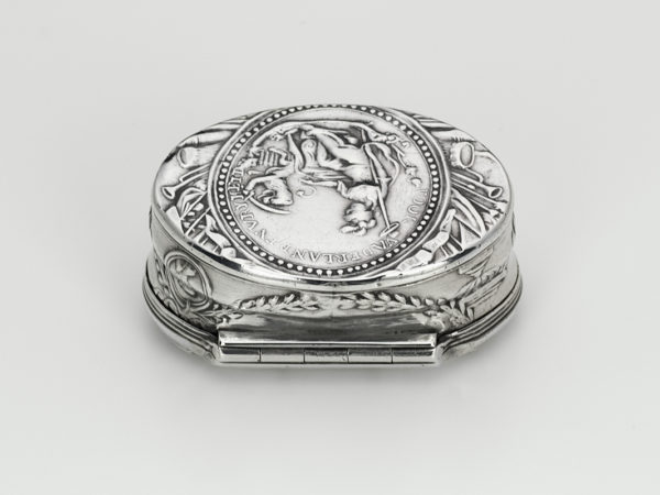 Zilveren snuifdoos met afbeelding van oud burgemeester Hooft van Amsterdam 4e kwart 18e eeuw-14998