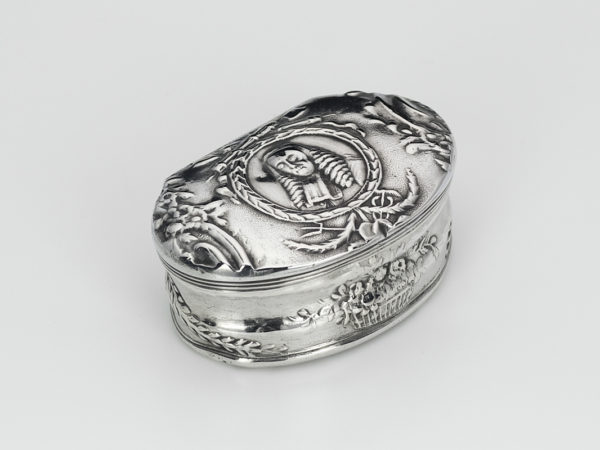 Zilveren snuifdoos met afbeelding van oud burgemeester Hooft van Amsterdam 4e kwart 18e eeuw-14993