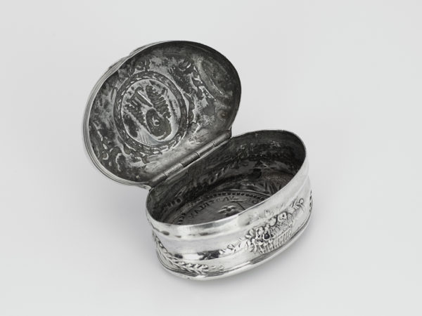 Zilveren snuifdoos met afbeelding van oud burgemeester Hooft van Amsterdam 4e kwart 18e eeuw-14995