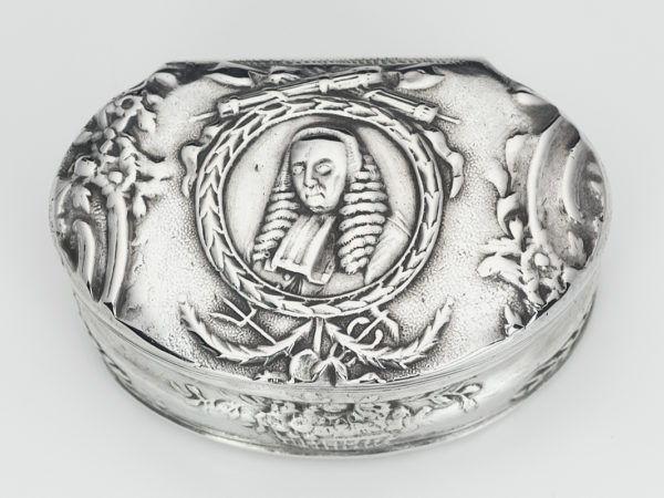 Zilveren snuifdoos met afbeelding van oud burgemeester Hooft van Amsterdam 4e kwart 18e eeuw-14994
