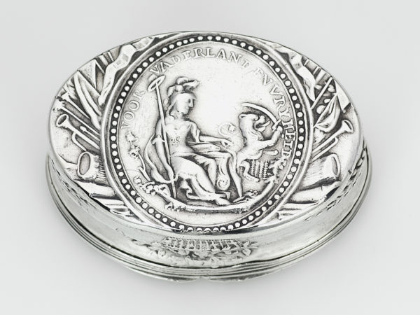 Zilveren snuifdoos met afbeelding van oud burgemeester Hooft van Amsterdam 4e kwart 18e eeuw-14997