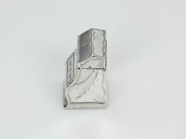 Zilveren loddereindoosje in de vorm van een secretaire uit 1798-15055