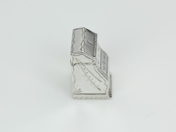 Zilveren loddereindoosje in de vorm van een secretaire uit 1798-15056