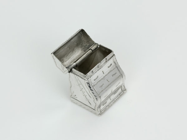 Zilveren loddereindoosje in de vorm van een secretaire uit 1798-15058