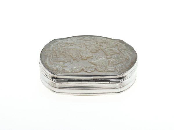 Zilveren snuifdoos met deksel en bodem van parelmoer uit 1835 (Leiden)-15236
