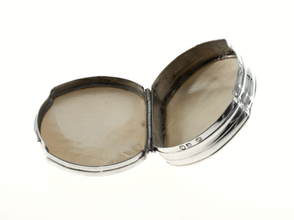 Zilveren snuifdoos met deksel en bodem van parelmoer uit 1835 (Leiden)-15238