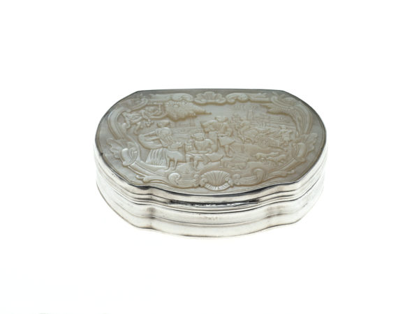 Zilveren snuifdoos met deksel en bodem van parelmoer uit 1835 (Leiden)-0
