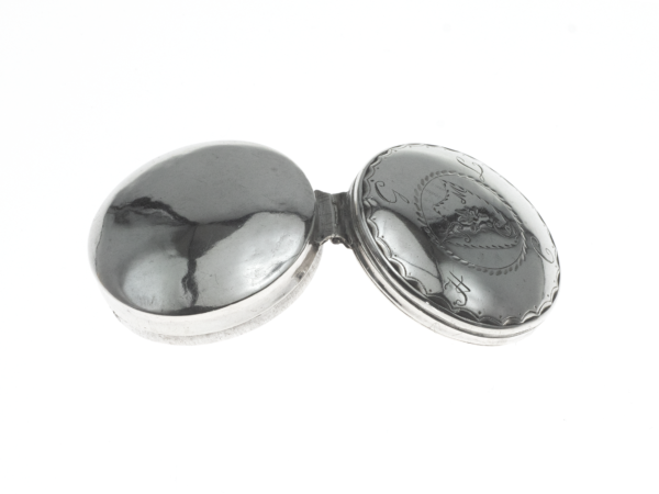 Zilveren pillendoosje met gravering uit 1810 (Utrecht)-15287