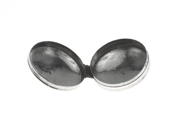 Zilveren pillendoosje met gravering uit 1810 (Utrecht)-15288