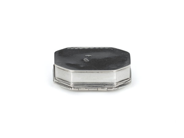 Zilveren (snuifdoosje) met gravering uit 1748 (Middelburg)-15355